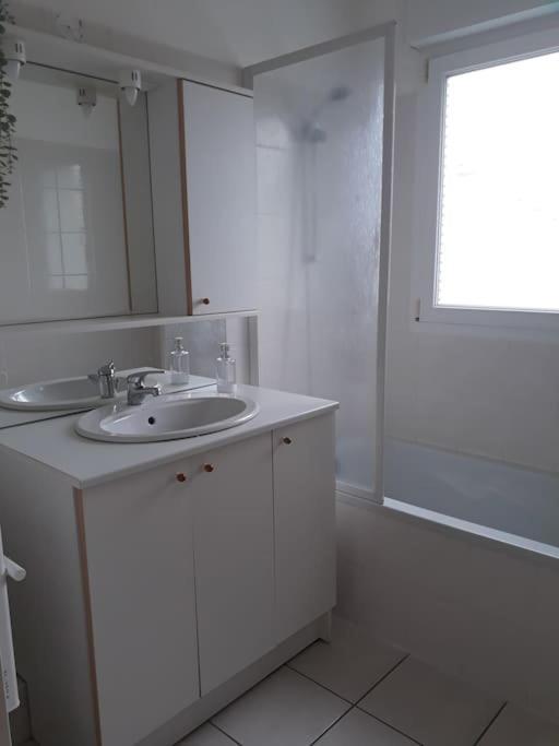 Appartement Au Rdc Avec Jardin Clos, Au Calme. Saint-Aubin-du-Cormier Exterior foto